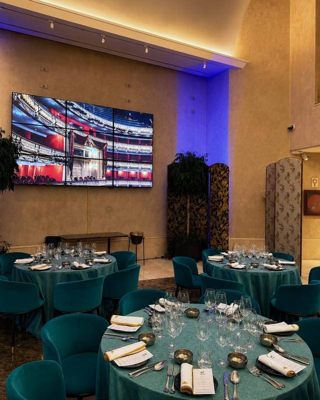 Sala de Papagena montada para un banquete con mesas redondas