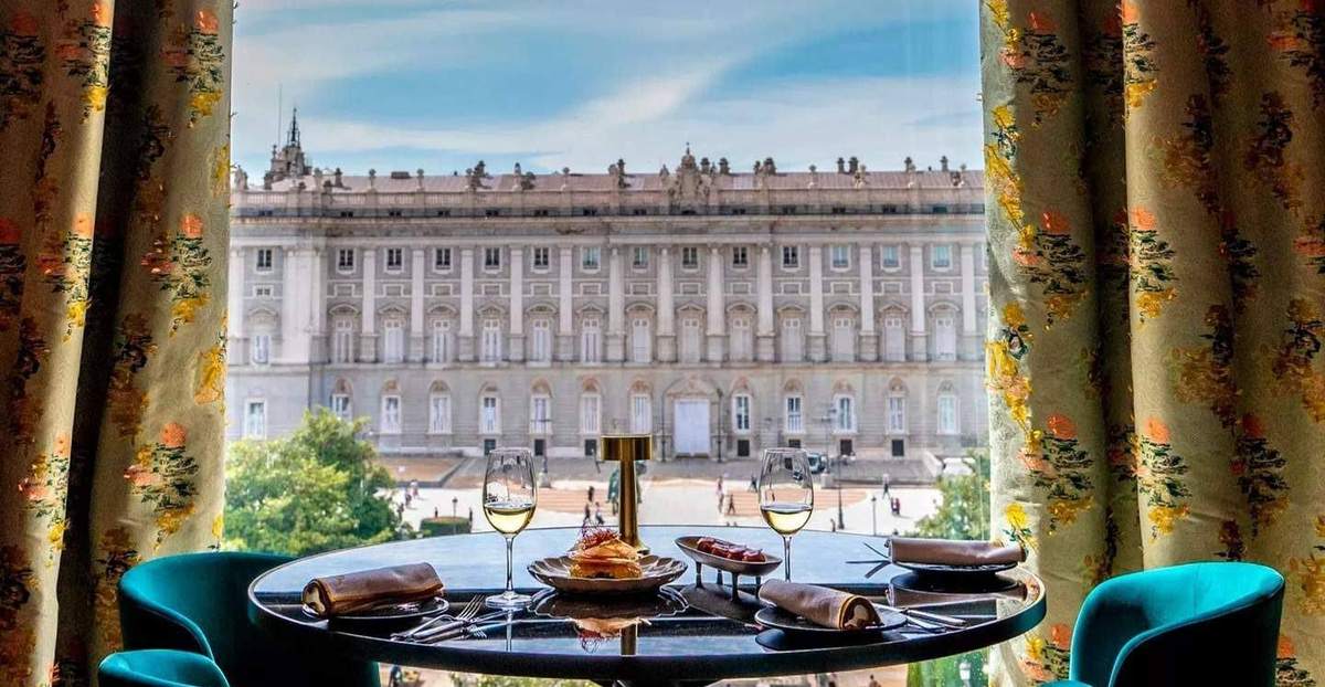 Mesa de Papagena junto al ventanal, con el Palacio Real de Madrid enfrente