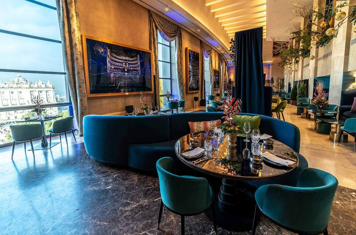 Salón de Papagena con el sofá azul y los ventanales al Palacio Real