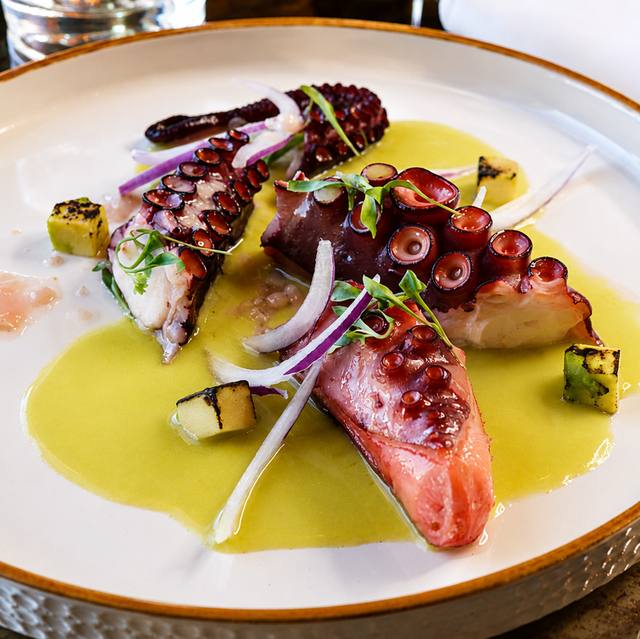 Pulpo asado con gazpacho de tomate verde